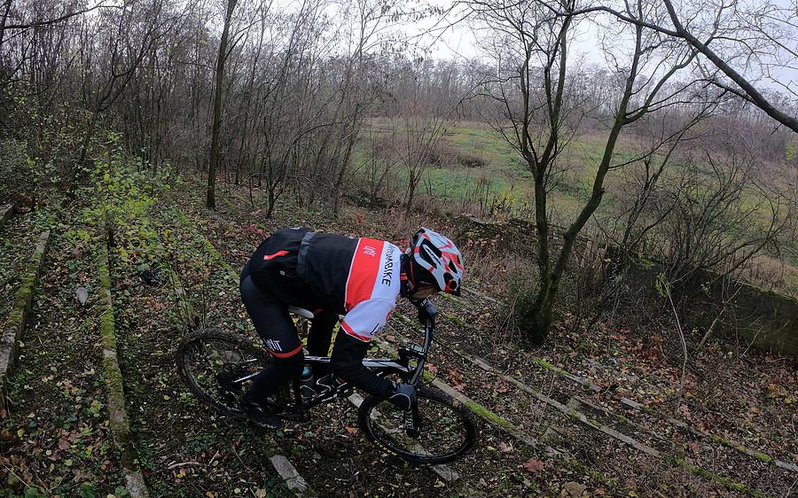 Puste i rozebrane te trybuny, więc poćwiczyłem technikę MTB