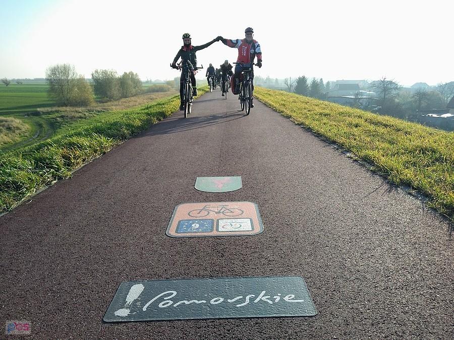 Rowerzyści na Wiślanej Trasie Rowerowej