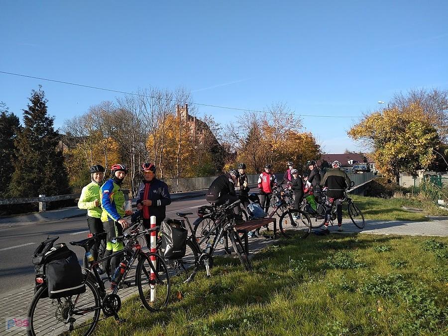 Grupa rowerzystów na wycieczce