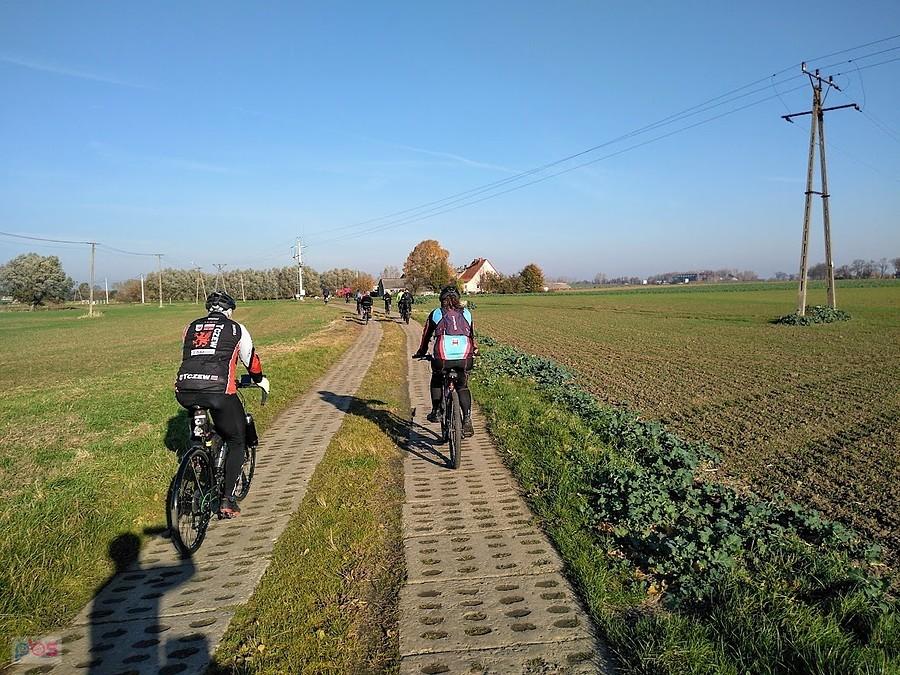 Grupa rowerzystów na wiejskiej ścieżce