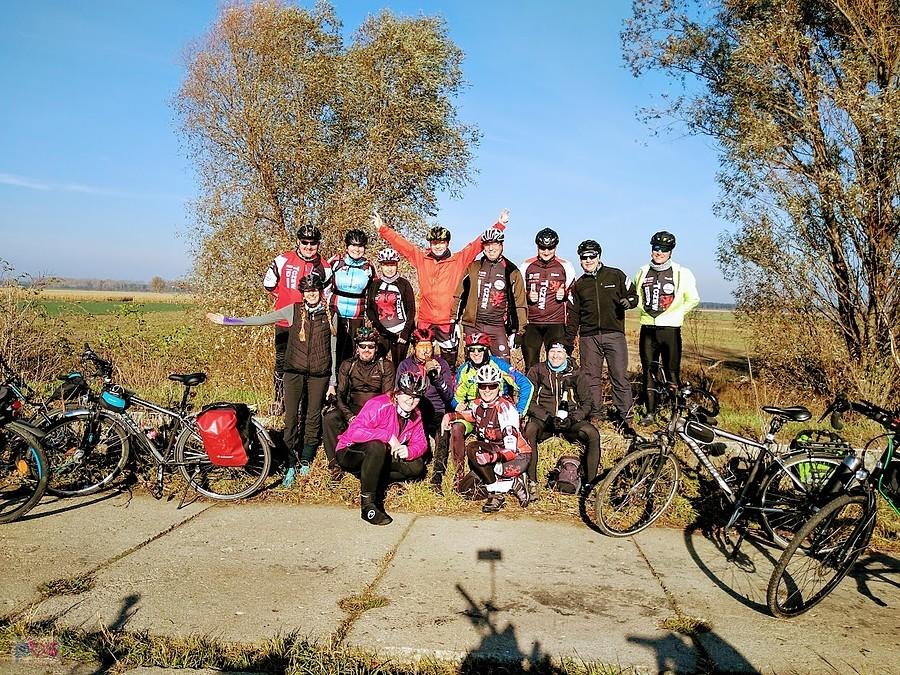 Grupa rowerowa na wspólnej przejażdżce