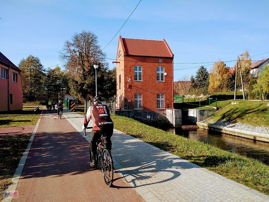 Rowerzysta na ścieżce nad kanałem