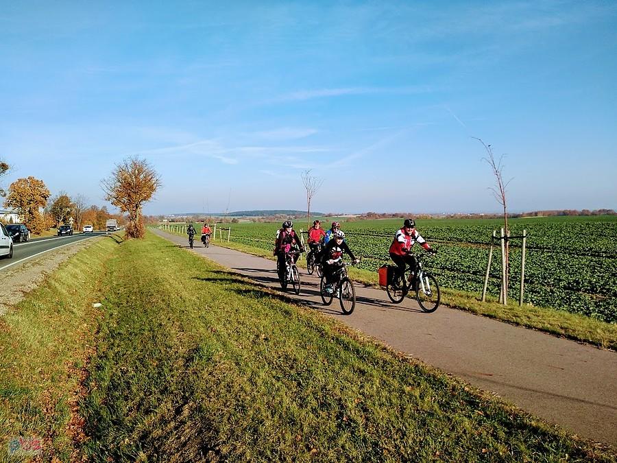 Grupa rowerzystów na wiejskiej ścieżce