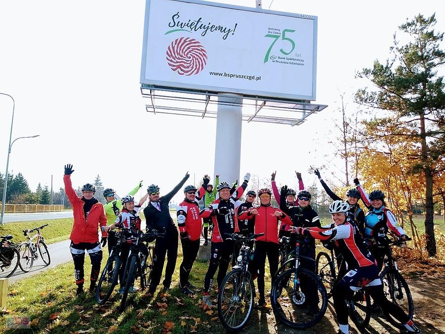 Grupa kolarzy na przejażdżce rowerowej
