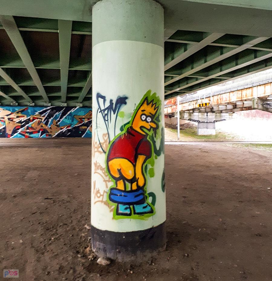 Obsceniczny mural pod wiaduktem w Dolinie Służewskiej