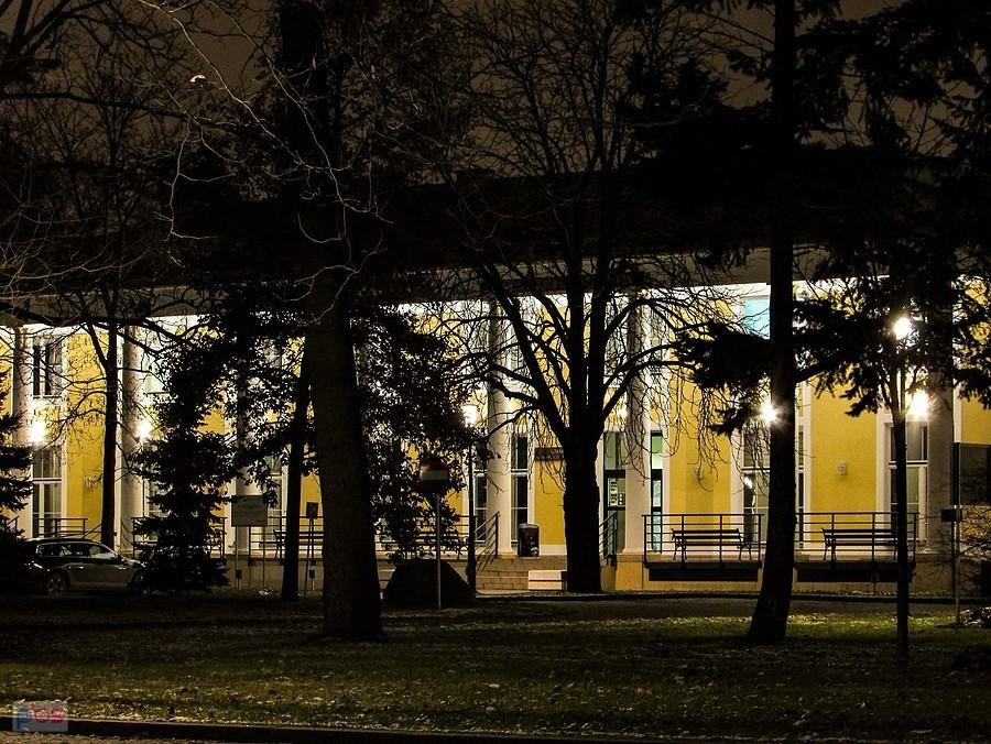 Podświetlona galeria budynku Wydziału Nauk Ekonomicznych SGGW