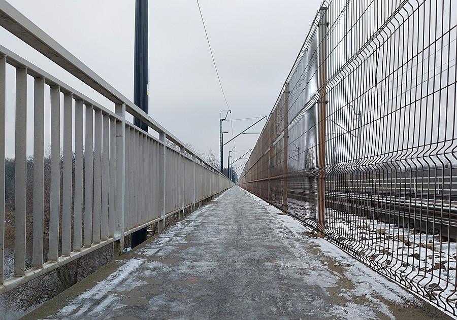 Oblodzona kładka między Dębiną a Starołęką