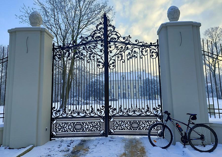 Przed bramą pałacu w Konarzewie