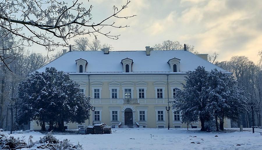 Pałac w Konarzewie w śniegu. Tu w 1806 roku zatrzymał się Napoleon
