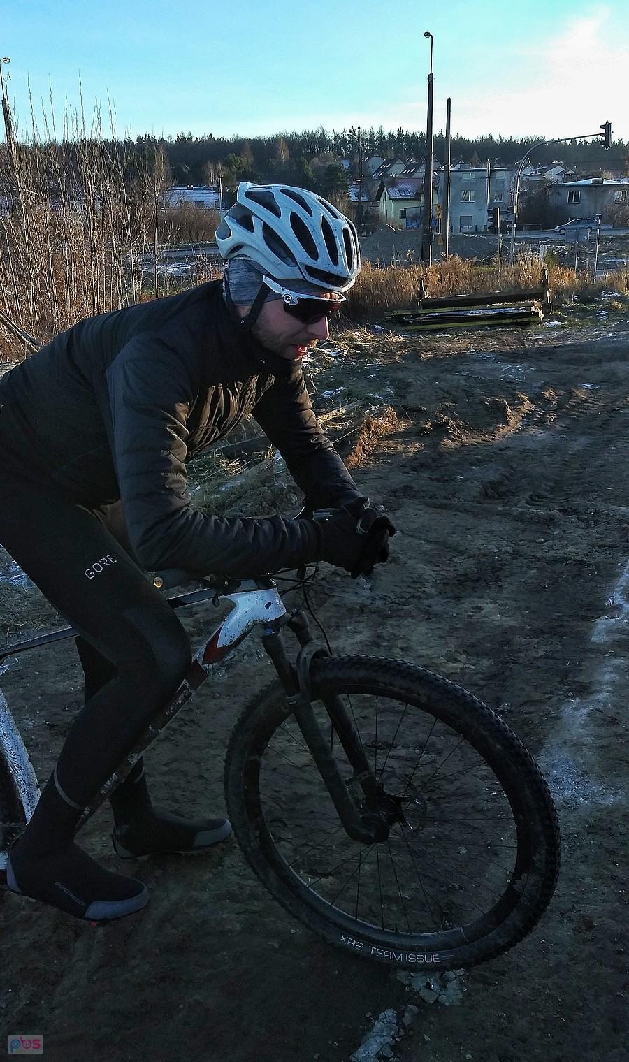Rowerzysta na rowerze górskim