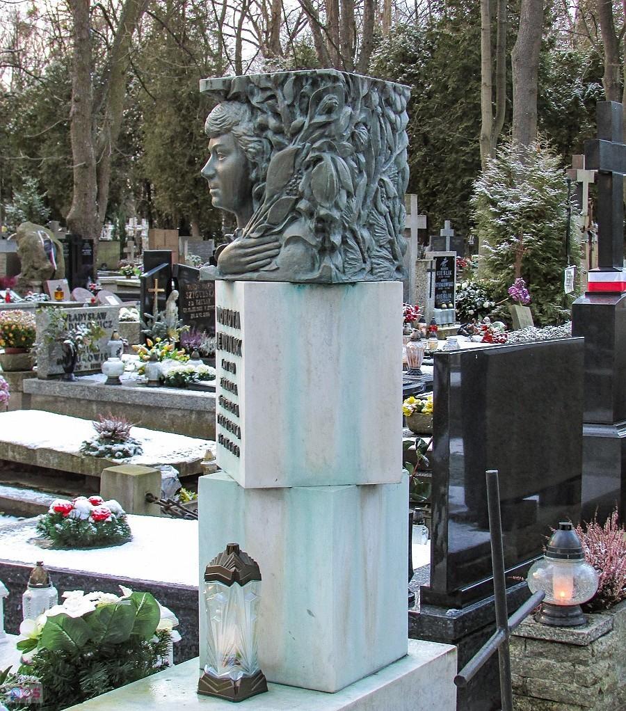 Pomnik nagrobny młodej kobiety