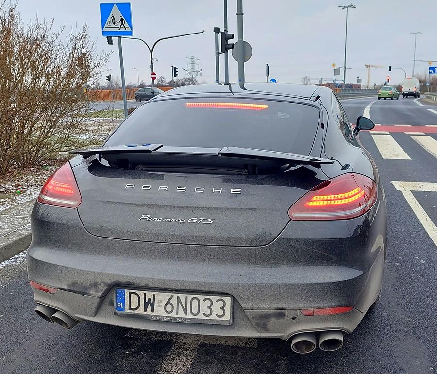 Wieśniak w Porsche. Debil prawie mnie przejechał ignorując mój ręczny kierunkowskaz skrętu w lewo