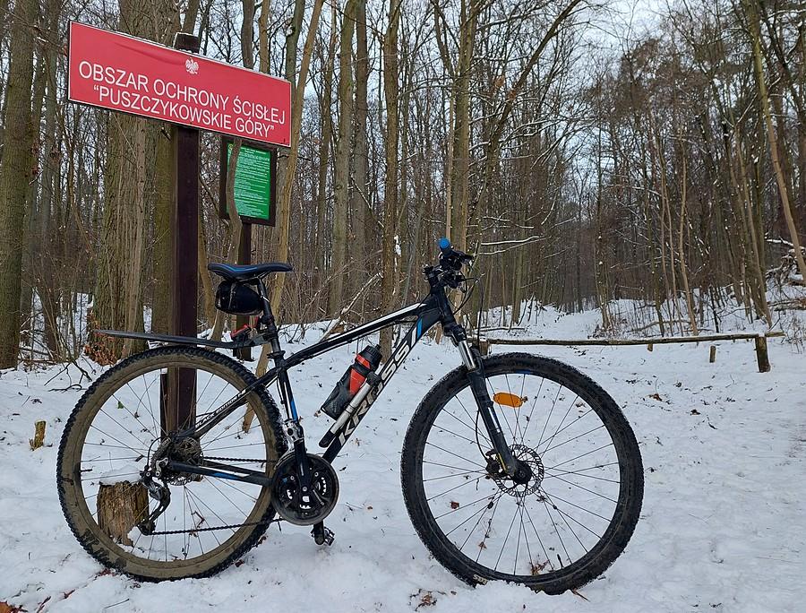 Zaśnieżony wjazd w Puszczykowskie Góry