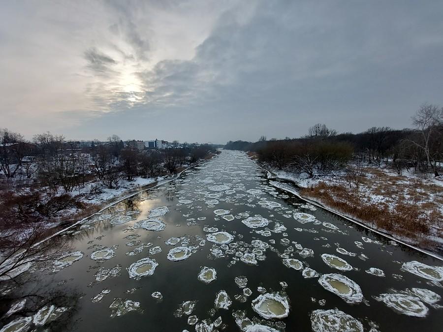 Śryż oraz krążki lodowe na Warcie nad poznańską Dębiną
