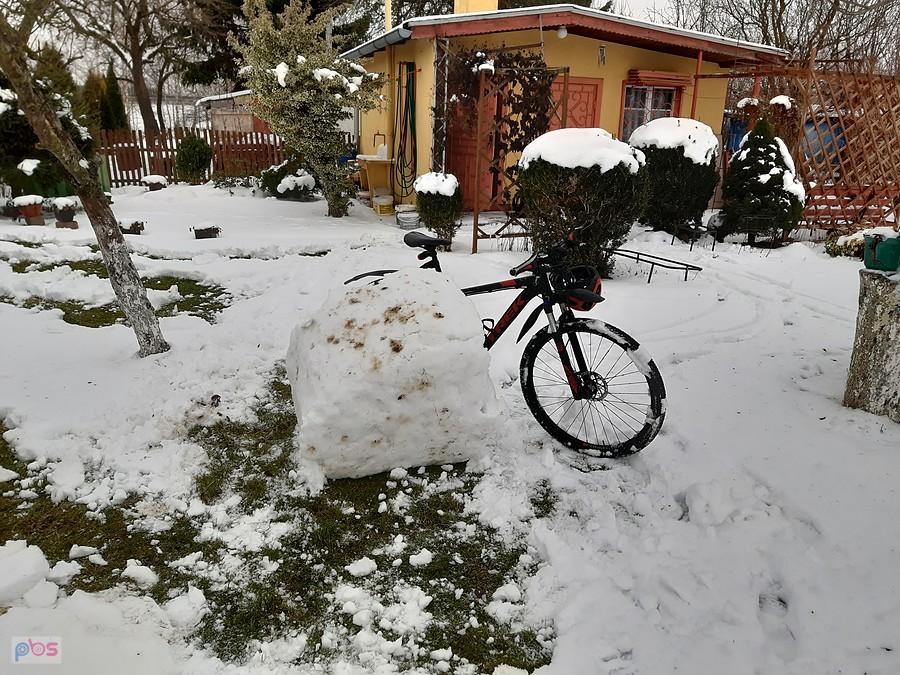 Kula śniegowa na działce Dareckiego