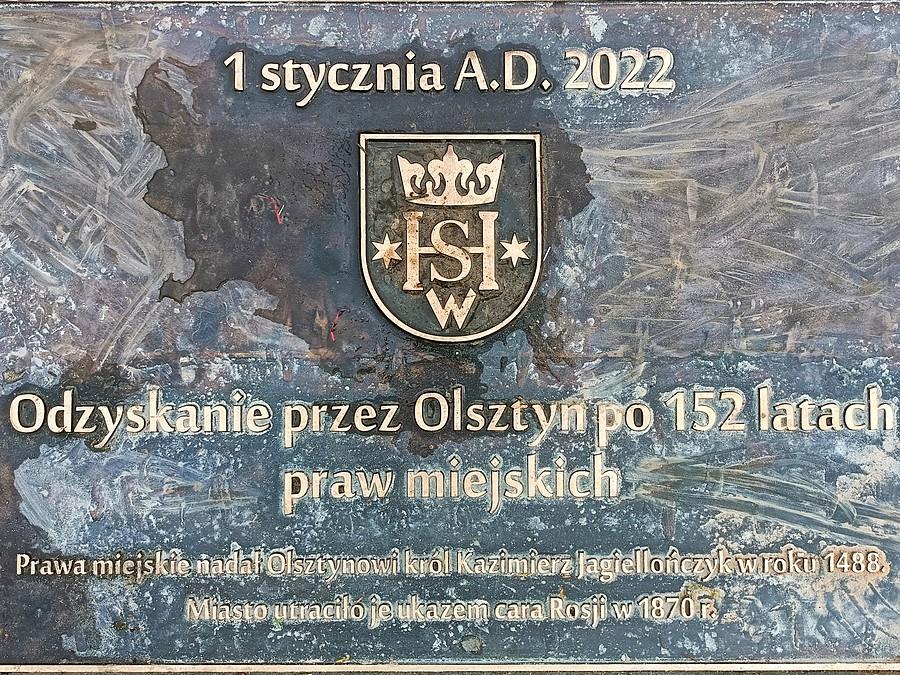Tablica upamiętniająca odzyskanie praw miejskich przez Olsztyn.