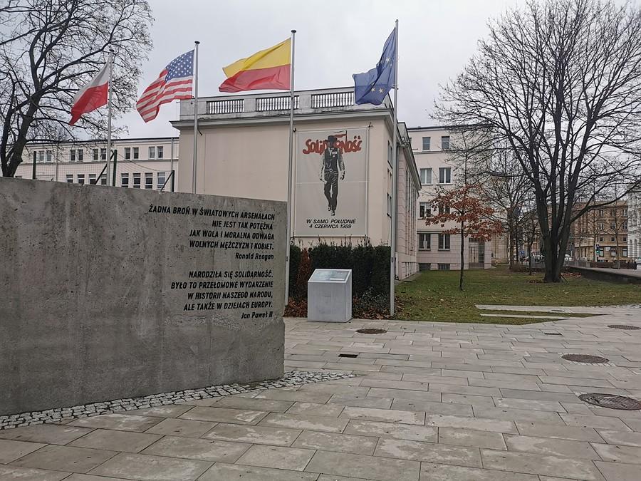 "Żadna broń w światowych arsenałach, nie jest tak potężna, jak wola i moralna odwaga wolnych mężczyzn i kobiet" Ronald Regan