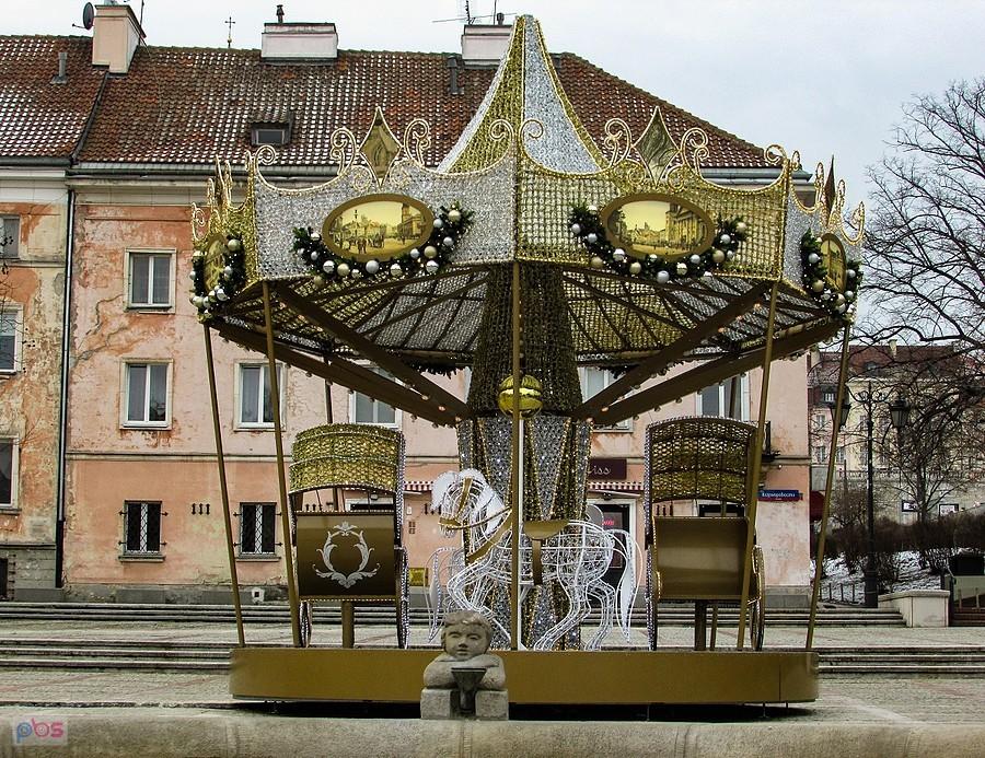 Smutna karuzela na pustym Rynku Mariensztackim