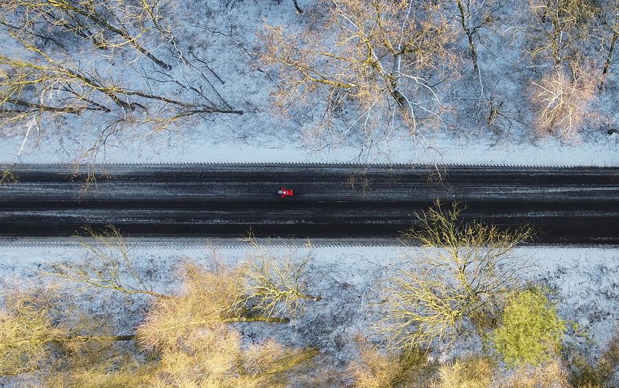 Klimacik widziany z góry na boczny i zimowy asfalcik