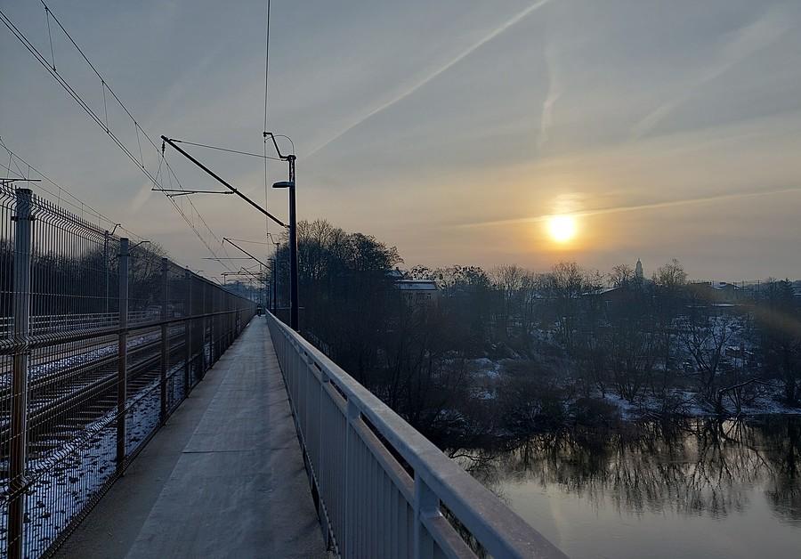 Wschodzące słońce, kładka nad Wartą
