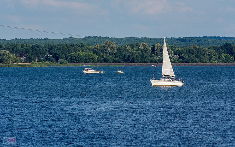 Poraj - widok w stronę południowo-wschodniego brzegu w Masłońskim, na pierwszym planie żaglówka "Biała furia"