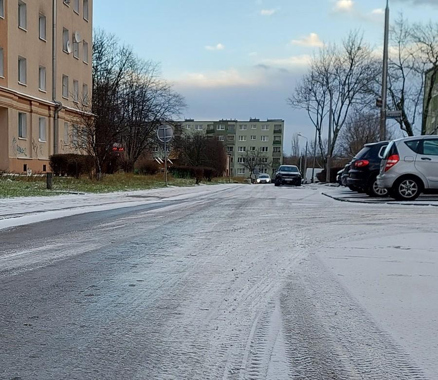 Boczne uliczki to czysty lód
