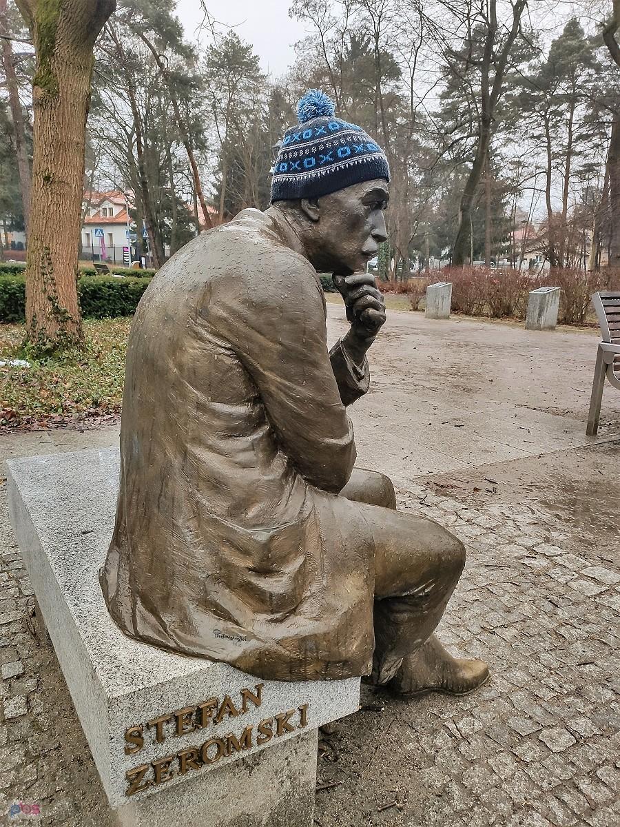 Stefan dostał dostał od Mikołaja czapkę, a przdałby się parasol