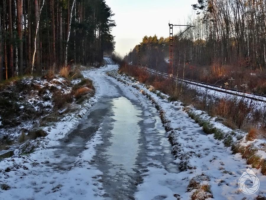 zamarznięte lodowiska wzdłuż torów
