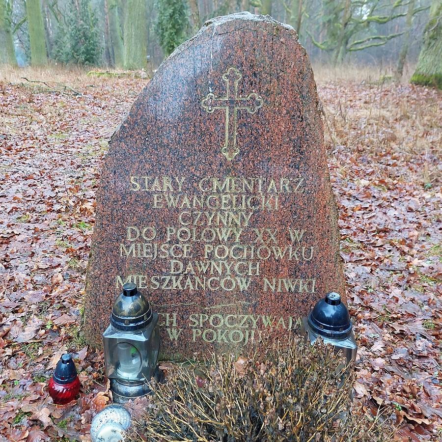 Głaz pamiątkowy na terenie ewangelickiego cmentarza w Puszczykowie
