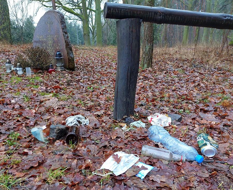 Współczesny szacunek do ewangelickiego cmentarza :/