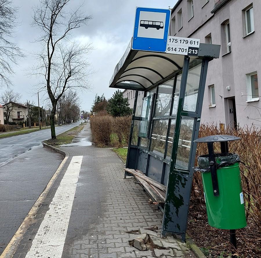 Przystanek uszkodzony przez wiatr