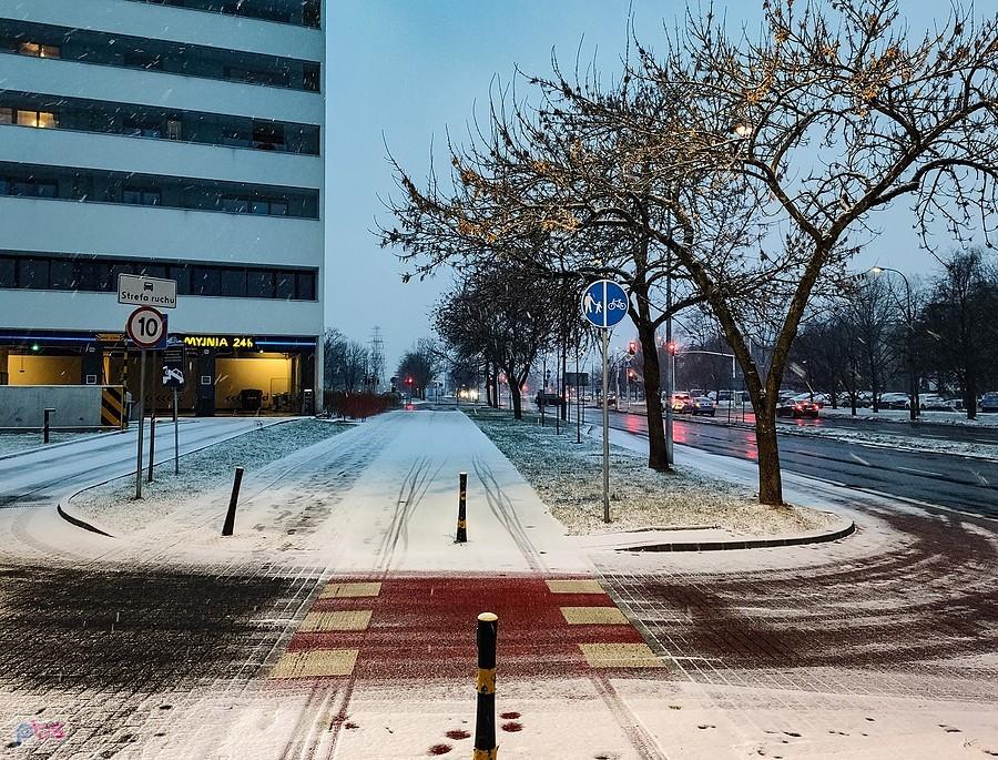 Na śniegu słupki stojące na środku DDR lepiej są widoczne