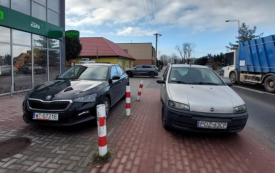 Nie dość, że śmieszka koszmarna, to jeszcze parkują imbecyle. Skórzewo