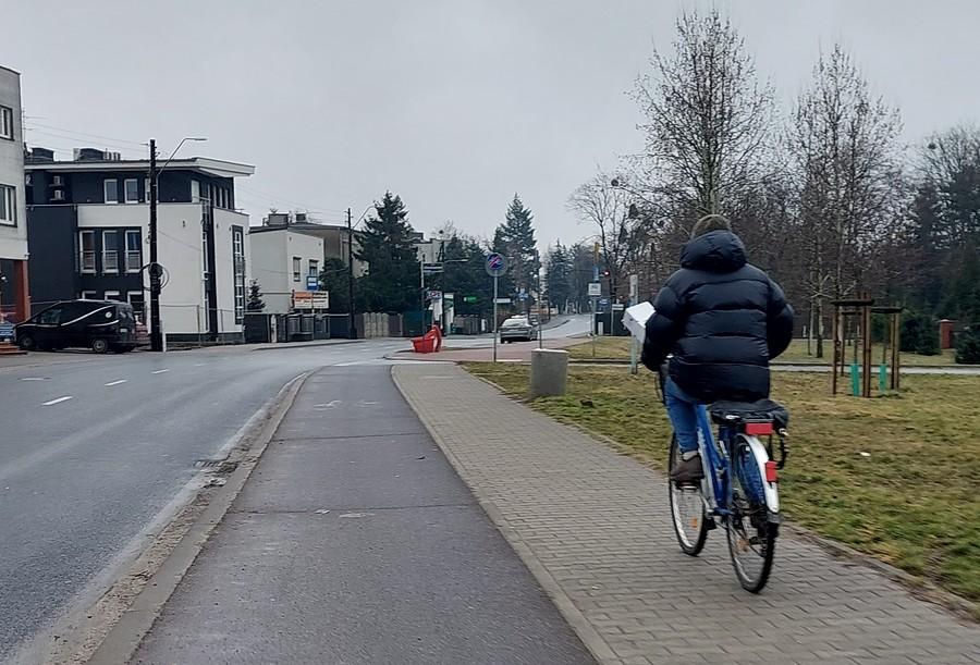 Przecież wiadomo, że dla rowerów jest ta część z kostki... :)
