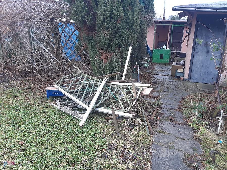 Połamana pergola na działce Kristal