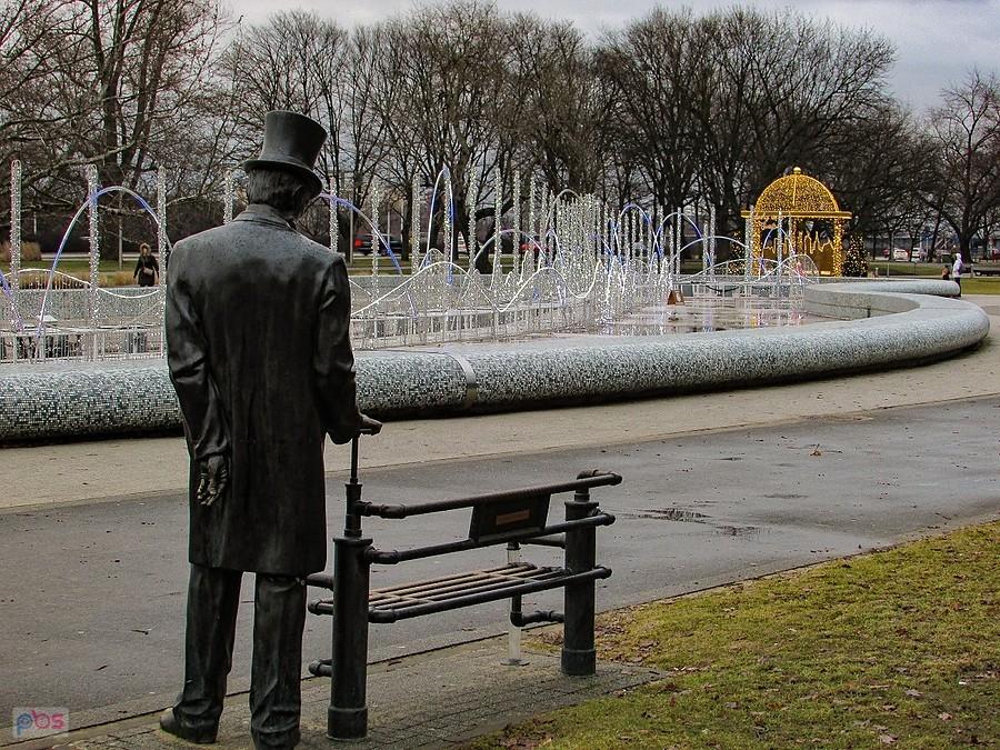 Lindley spogląda na świecidełka w fontannie