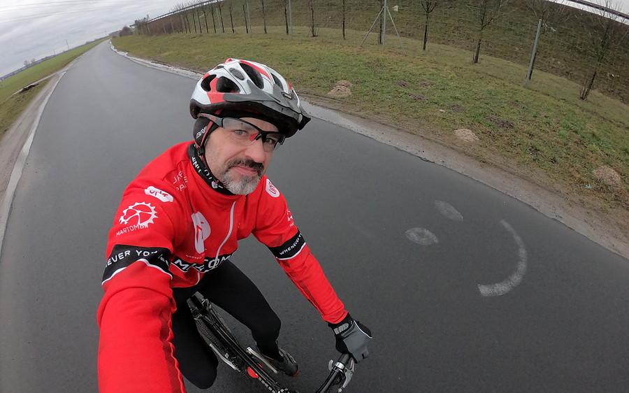 Pogoda mało rowerowa, ważne że uśmieszek na asfalciku jest
