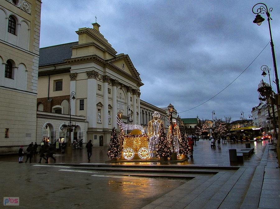Ostatnie godziny dekoracji świątecznej na Krakowskim Przedmieściu