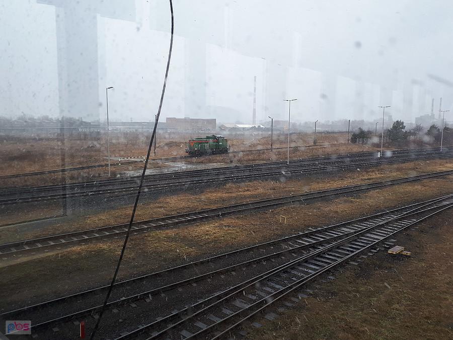 Widok na północny zachód, torem z lokomotywowni jedzie hutnicza 6De-2558.