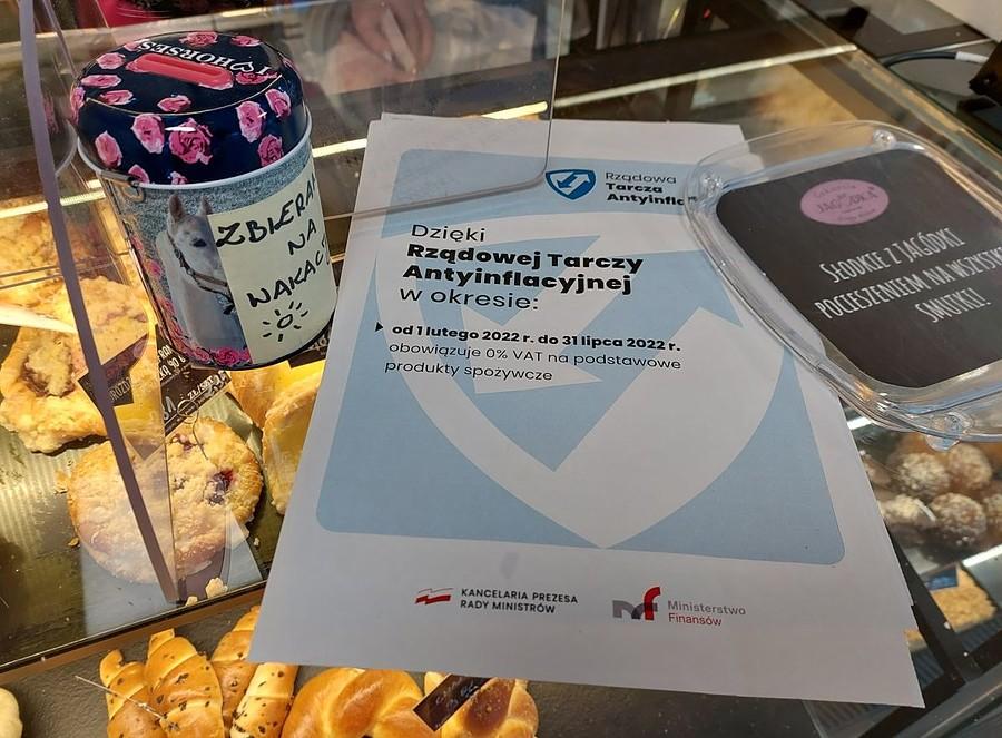 Już nawet rogalika nie można kupić bez dawki propagandy