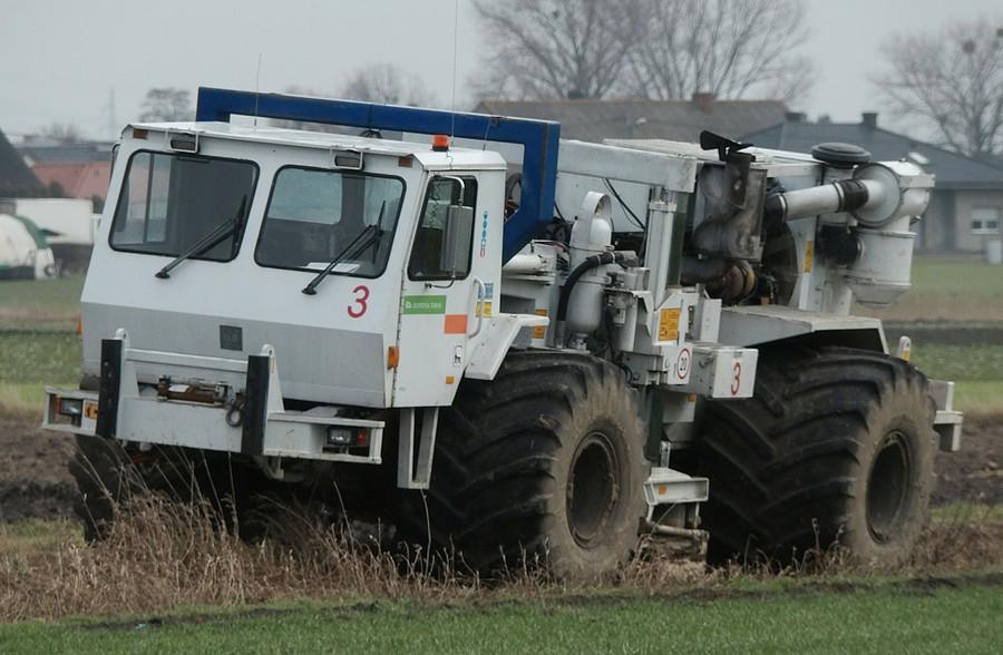 Ciężki sprzęt na polu koło Dopiewa