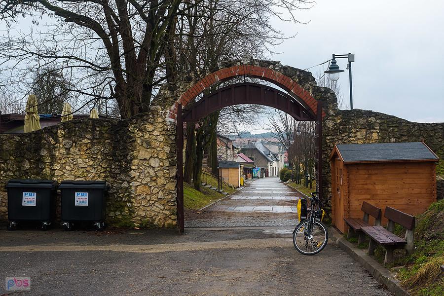 Brama przed zamkiem w Olsztynie (zamek za moimi plecami) i ul. Zamkowa
