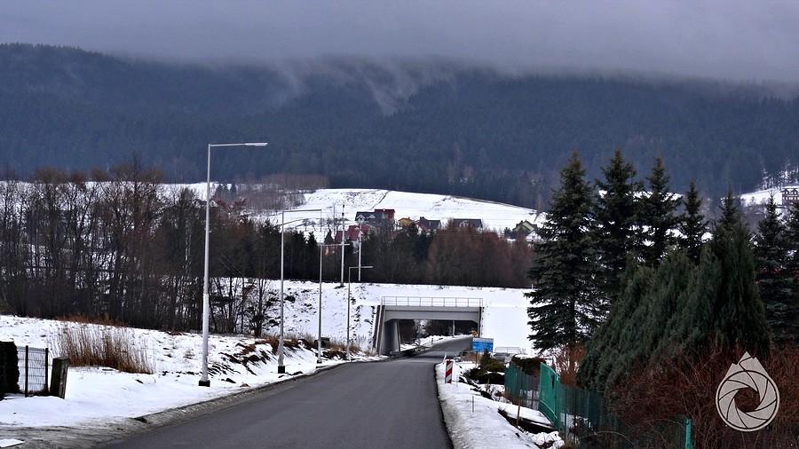 nowy wiadukt w Ptaszkowej, w tle Pasmo Czerszli