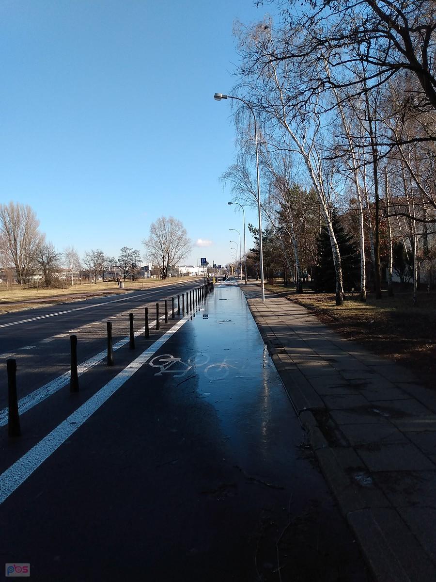 Na ddr ogromna kałuża pokryta cieniutkim lodem