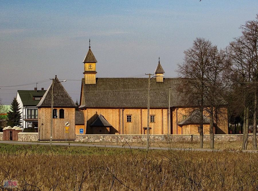 Kościół w Czerniewicach widok od strony parku dworskiego