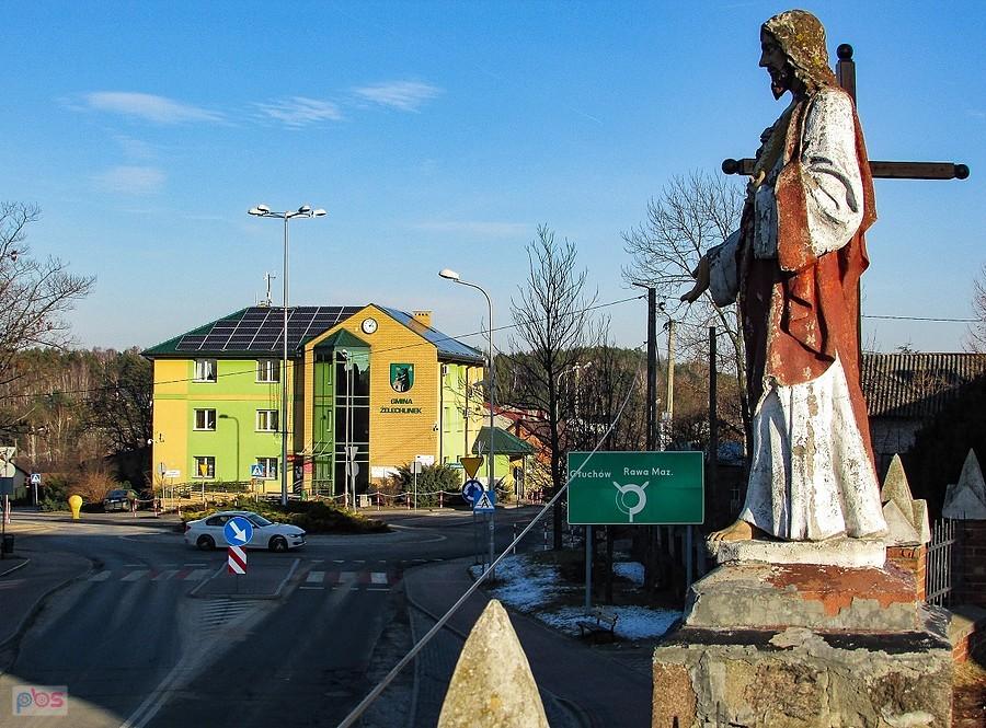 Chrystus spogląda na Urząd Gminy Żelechlinek