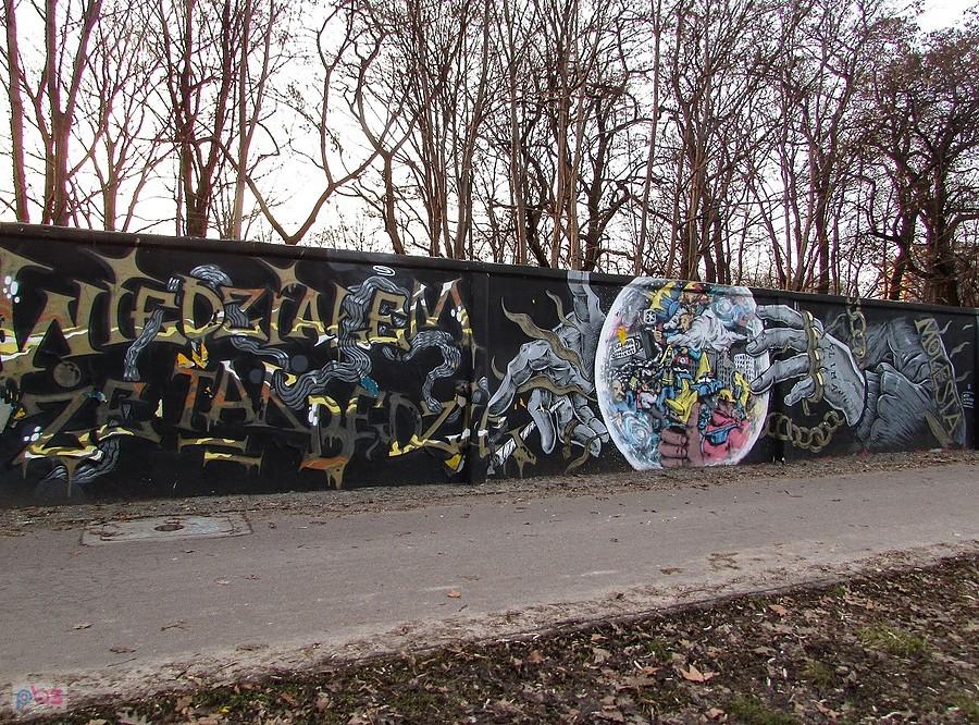 Mural grupy Molesta na murze toru wyścigów konnych Służewiec