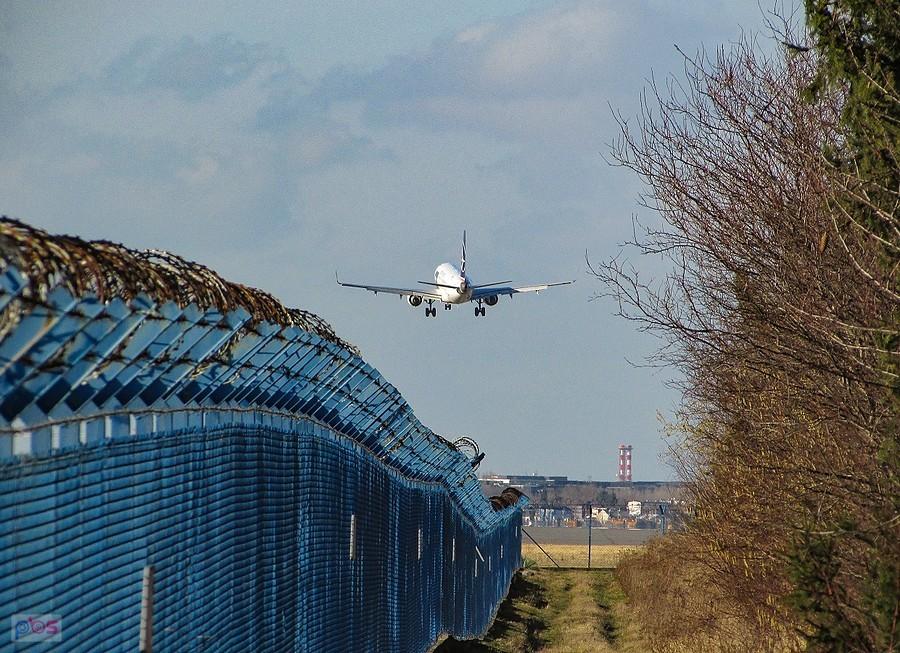 Embraer LOT ląduje na Okęciu