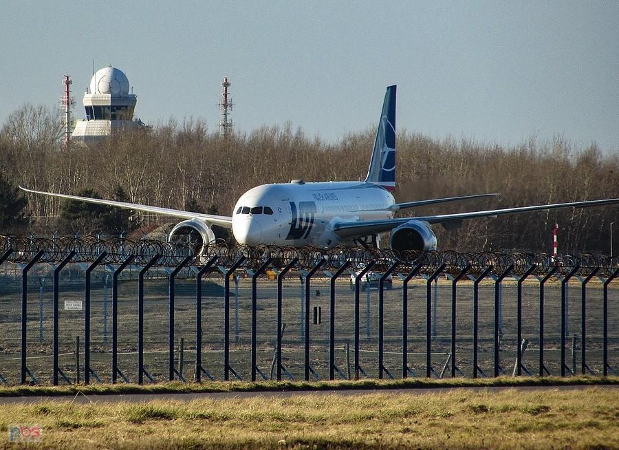 Dreamliner odstawiony na boczną płytę