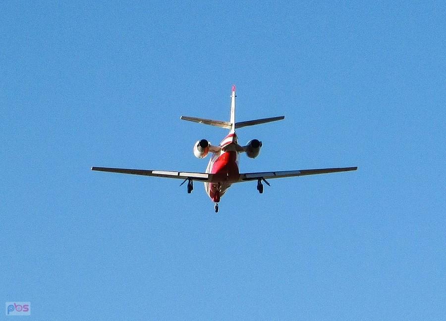 Niewielki odrzutowiec Cessna 560XL podchodzi do lądowania na lotnisku Chopina